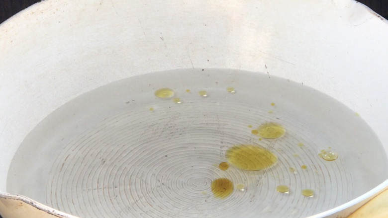 番茄藕丁,起锅烧开水,加少许盐和油