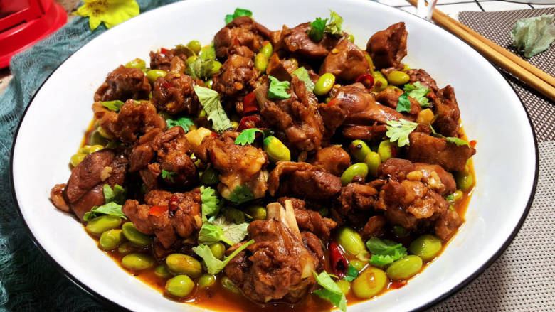 红烧鸭块➕毛豆烧鸭腿,这道红烧鸭肉做法简单,鸭肉鲜美有嚼劲,毛豆绵软入味,咸鲜微辣,十分下饭,喜欢的小可爱一起来试试吧😄