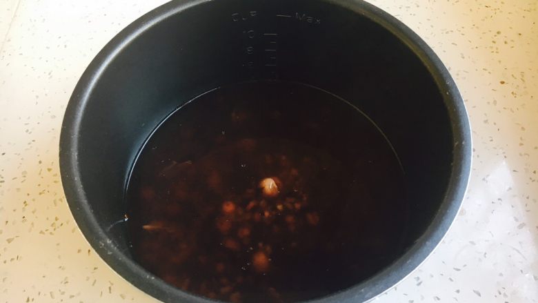 暖心暖胃 赤小豆莲子粥,暂时不马上食用时可放在保温键上持续保温。