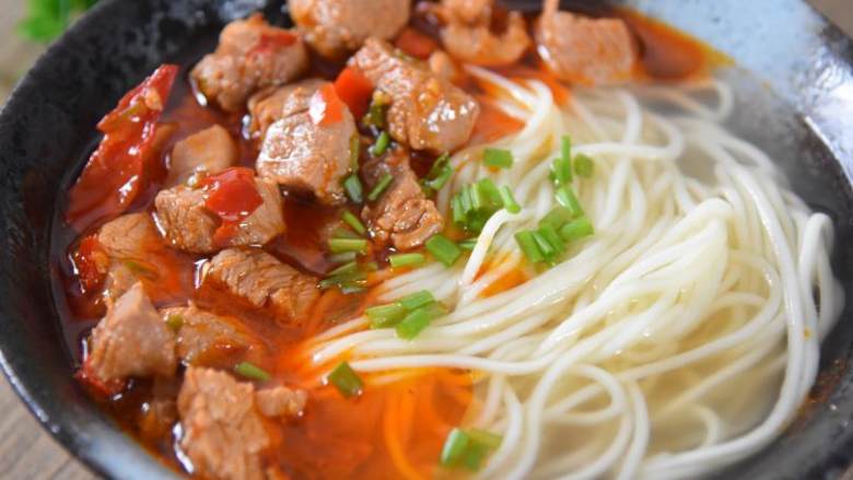 这碗辣肉面，一吃就收不住！让人欲罢不能的秘诀在这里！