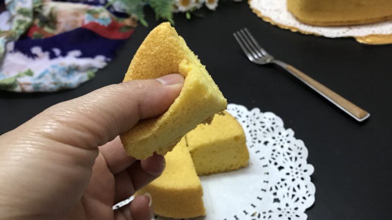 八寸南瓜戚风,看看,非常非常柔软,弹性十足,还透着一阵淡淡的南瓜香味!
瞬间2个蛋糕就被解决了!