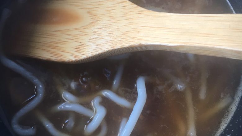 鸭血豆腐土豆粉煲,倒入开水,下土豆粉