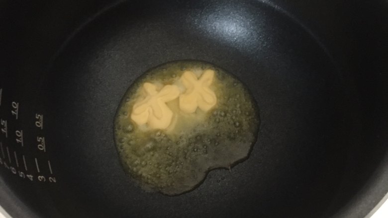 花生牛轧糖,不沾锅加热,放入黄油融化