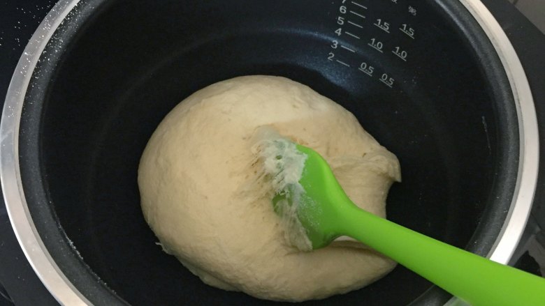 花生牛轧糖,快速拌匀,