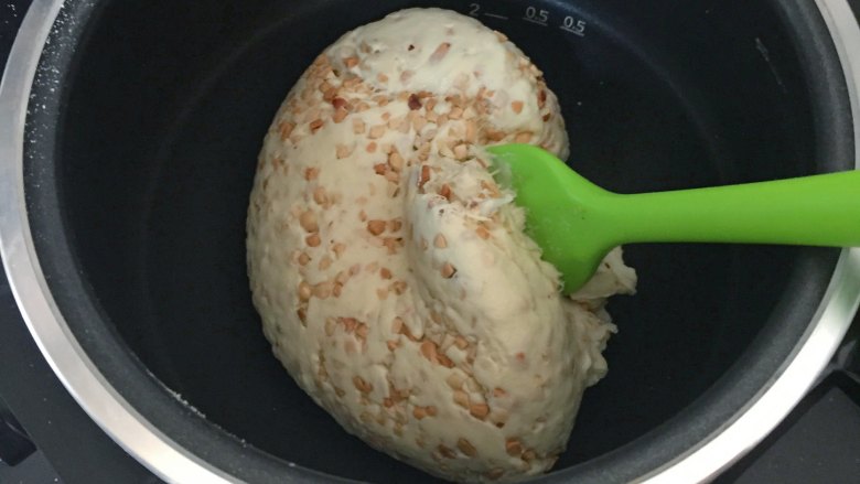 花生牛轧糖,如果刮刀不好拌,就带一次手套揉匀也可以的,小心烫手