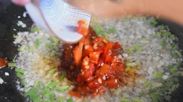这碗辣肉面,一吃就收不住!让人欲罢不能的秘诀在这里!,油锅倒入葱姜蒜、豆瓣酱、剁椒,炒出红油