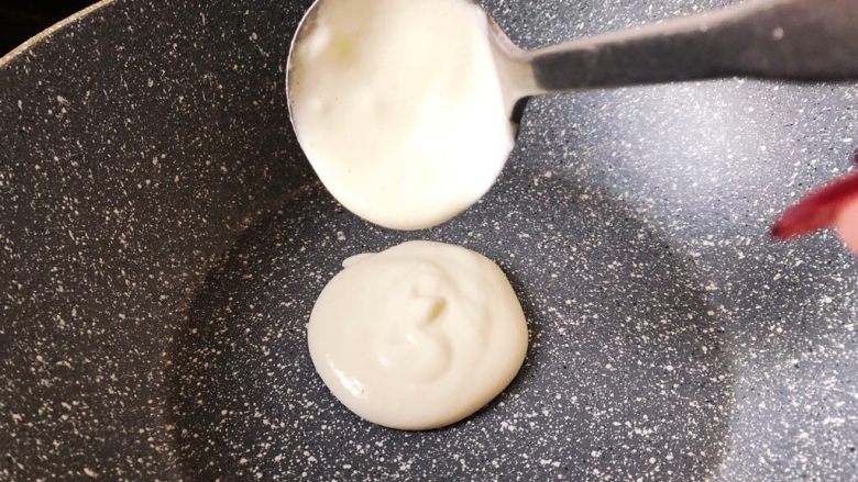 (无预拌粉)宝宝版奶香松饼,不用放油,不用放油,不用放油,舀一勺面糊倒入锅中