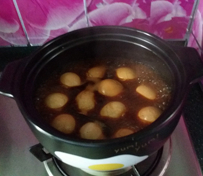 #百变鸡蛋# 可乐鸡蛋,煮沸后继续煮至2~3分钟
PS:顺手将家里剩余的2个熟鸡蛋也一起煮了