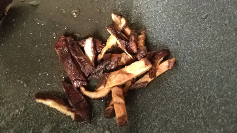 香菇腊肠芋头焖饭,把煎得有点微黄的芋头拨到一边,倒入香菇爆炒一下