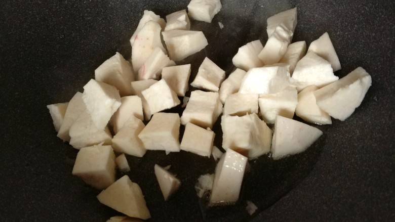 香菇腊肠芋头焖饭,热锅放油,先倒入芋头丁煎一下