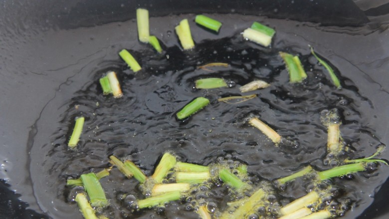 香菇牛肉炒饭,把葱放入爆香