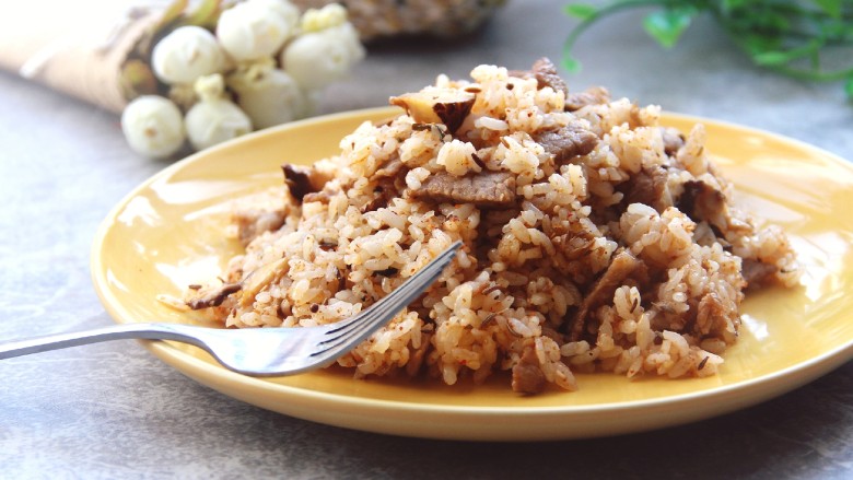 香菇牛肉炒饭,哈哈，开餐了