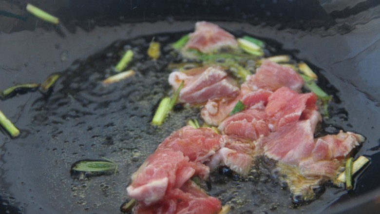 香菇牛肉炒饭,然后放入牛肉片炒