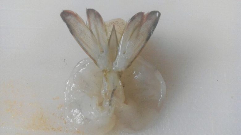 烤箱版 蝴蝶虾,我是切了条缝,从中间把尾巴穿出来。摆成这种造型。