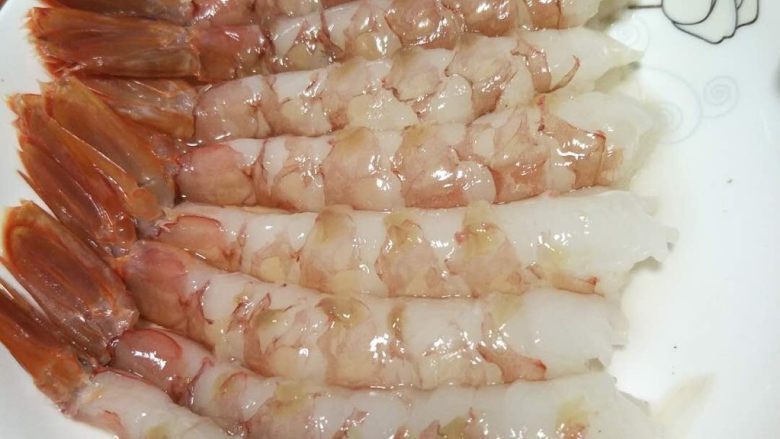 烤箱版 蝴蝶虾,去掉虾头,壳,虾线。留下尾巴。