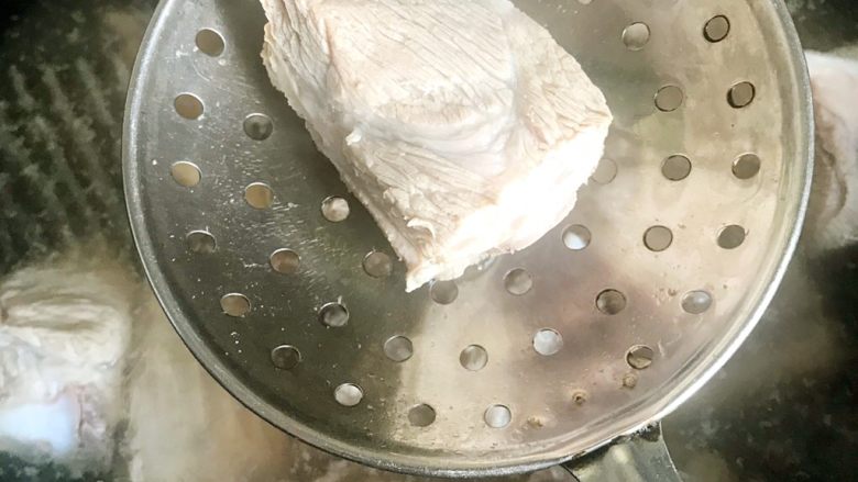 糖醋排骨,开水下排骨烫一下，不用太久，变白就可以捞出来。此步是为了去血水和肉腥。