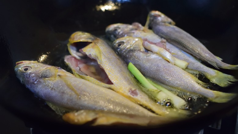 寻鲜记——雪菜黄鱼面,鱼下油锅煎至定型(可以滑动),中途不要翻面。