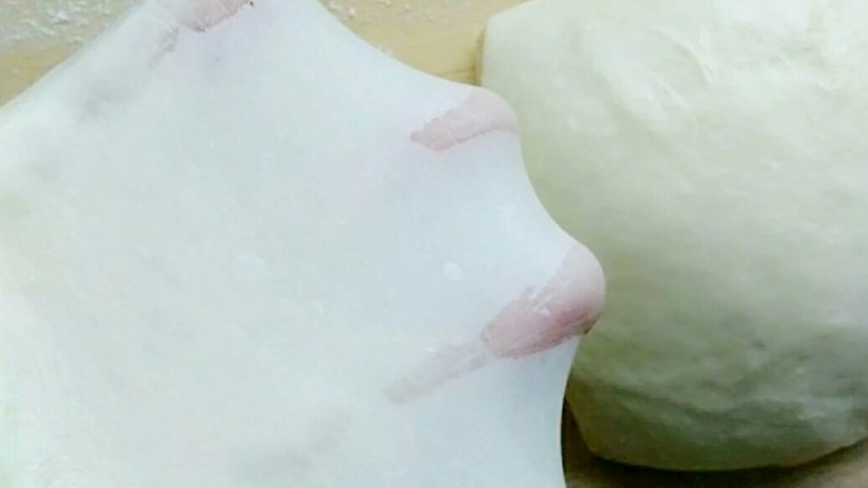 蜜豆炼乳土司,揉好的面团揪一小块用手撑开
可见光滑有韧性的薄膜
此时可以开始发酵了
如果你对口感要求不高
不出膜也可以