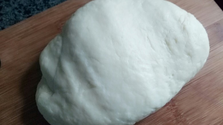 蜜豆炼乳土司,建议没有面包机的烘焙爱好者们就不要尝试面包了,因为揉面真的很累