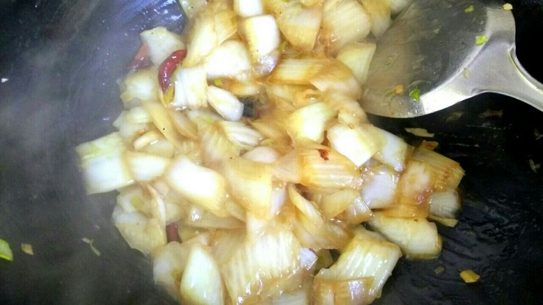 酸辣白菜,白菜变软后,把淀粉汁倒入锅中,大火翻炒均匀关火。喜欢吃味精或香油的,可以加入味精香油调味。