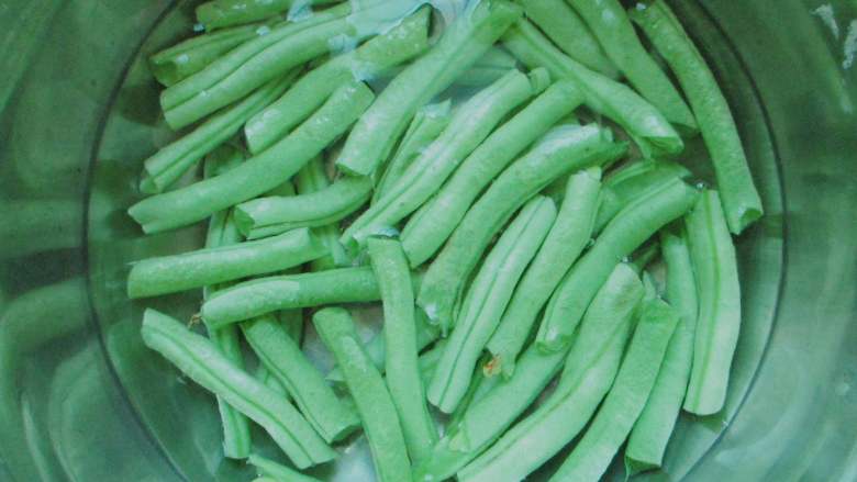 干煸豆角炒肉丝,<a style='color:red;display:inline-block;' href='/shicai/ 3639'>豆角</a>洗净沥干水,掰成寸段