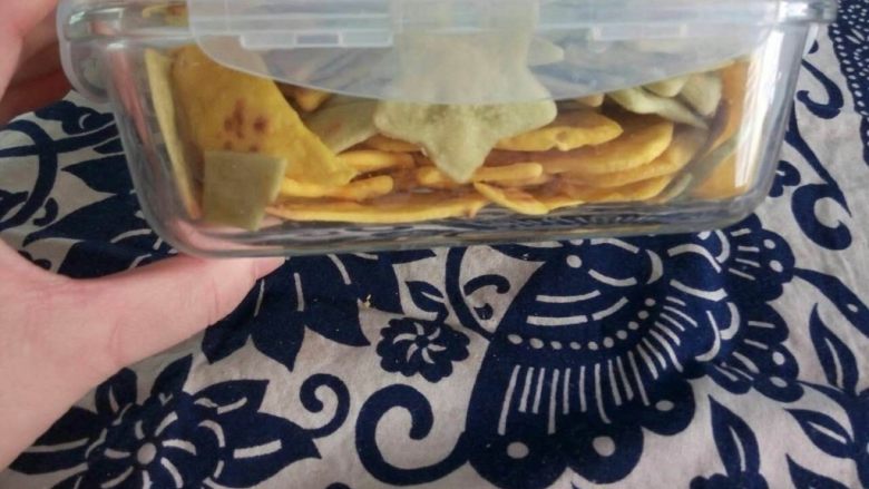 宝宝零食-牛油果小饼干
11M以上,吃不完的装在密封容器放在冰箱里保存,最好3天吃完,这下宝宝有零食吃了!