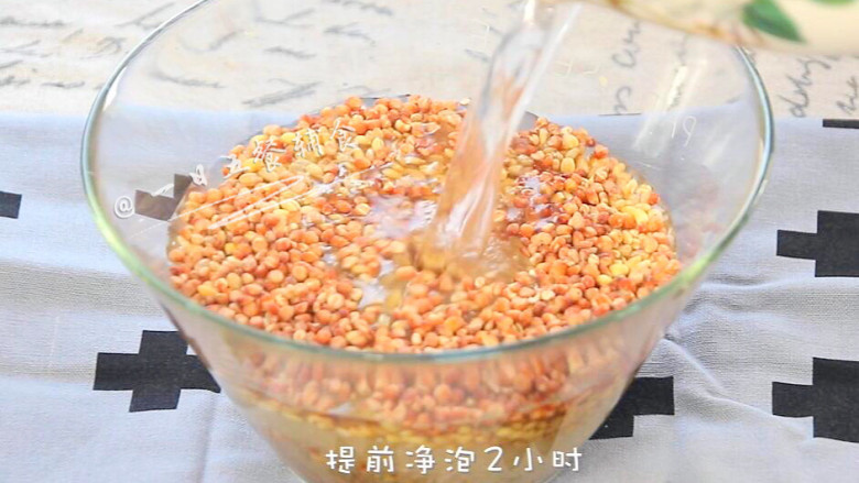 香菇芋头饭,大米、糙米、高粱洗净,提前泡2个小时。