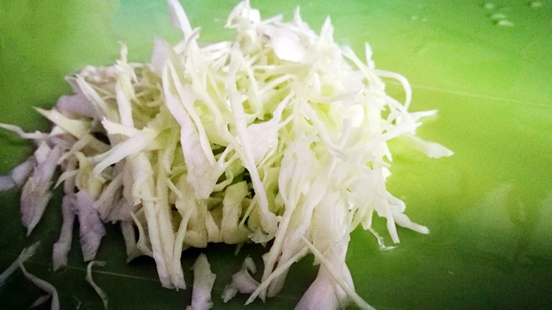 百变鸡蛋~牛油果焗蛋,圆白菜切细丝