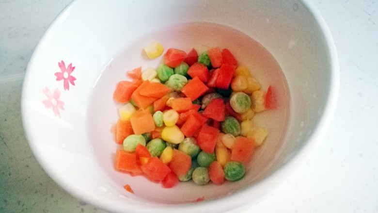 百变鸡蛋~牛油果焗蛋,蔬菜丁加水在微坡炉加热2分钟