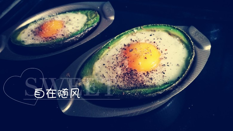 百变鸡蛋~牛油果焗蛋,撒上盐<a style='color:red;display:inline-block;' href='/shicai/ 134333'>黑胡椒</a>碎 罗勒碎 吃起来啦