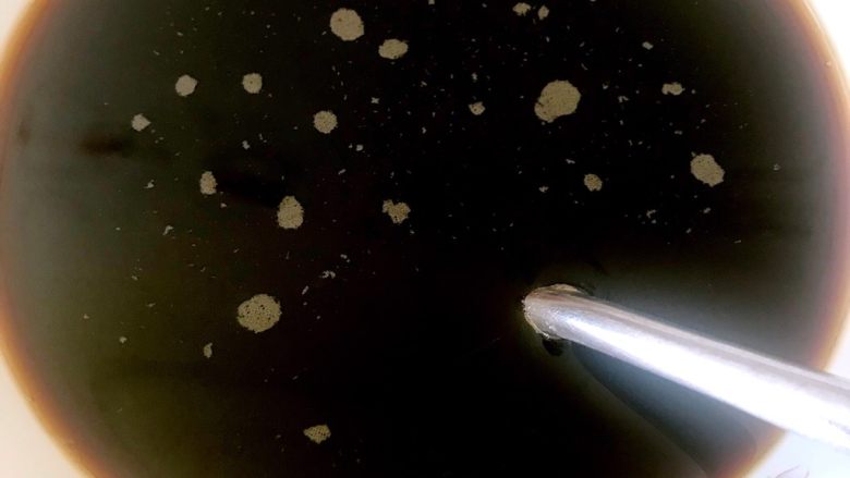 糖醋排骨,准备好料汁：<a style='color:red;display:inline-block;' href='/shicai/ 718'>料酒</a>、<a style='color:red;display:inline-block;' href='/shicai/ 692'>酱油</a>、<a style='color:red;display:inline-block;' href='/shicai/ 10588'>糖</a>、醋，比例约为1:2:3:4