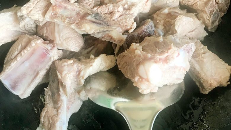 糖醋排骨,排骨倒进锅里翻炒