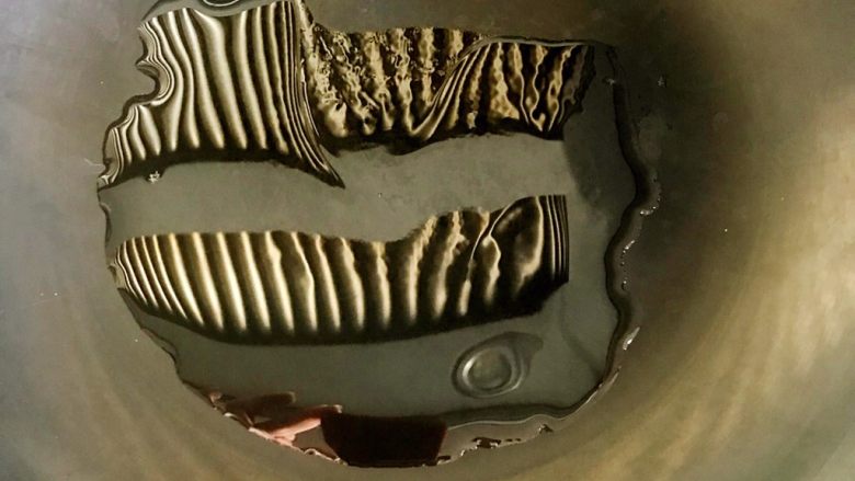 糖醋排骨,锅里放少量油