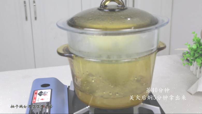 红枣发糕,放蒸锅中蒸40分钟,关火后焖5分钟再取出。
🌻小贴士 :6寸的话蒸30分钟就好。