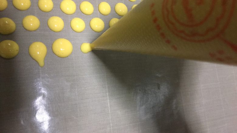 宝宝零食-蛋黄溶豆,就这样一颗颗挤出来,自动就会成圆,豆豆中间留距离哦。