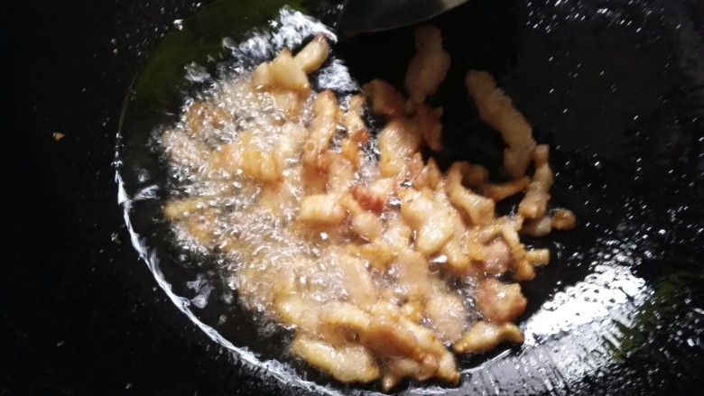 红烧白萝卜,煎至五花肉完全出油,表面微黄即可(油比较多,需要倒出一些油再炒萝卜)。