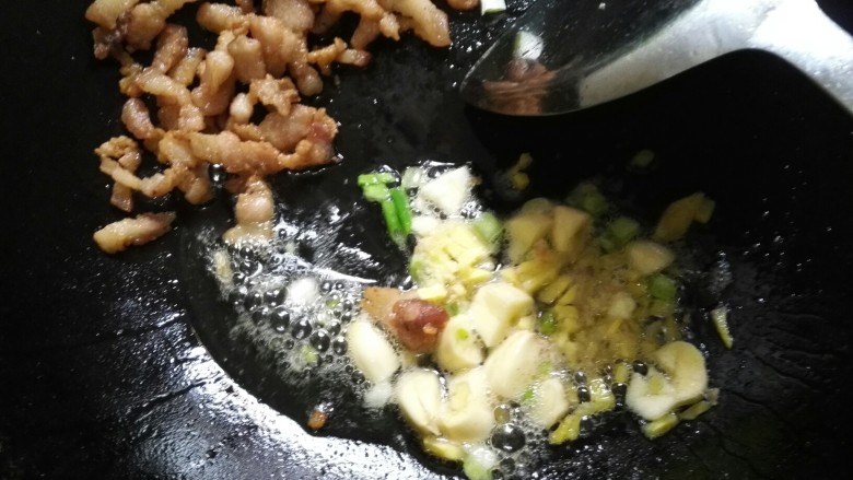 红烧白萝卜,下葱姜蒜爆香。