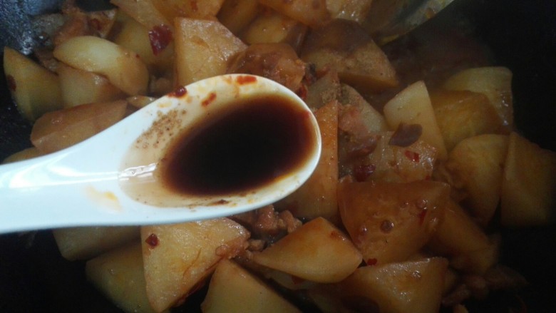 红烧白萝卜,2勺<a style='color:red;display:inline-block;' href='/shicai/ 692'>酱油</a>翻,炒均匀,转大火收汁。