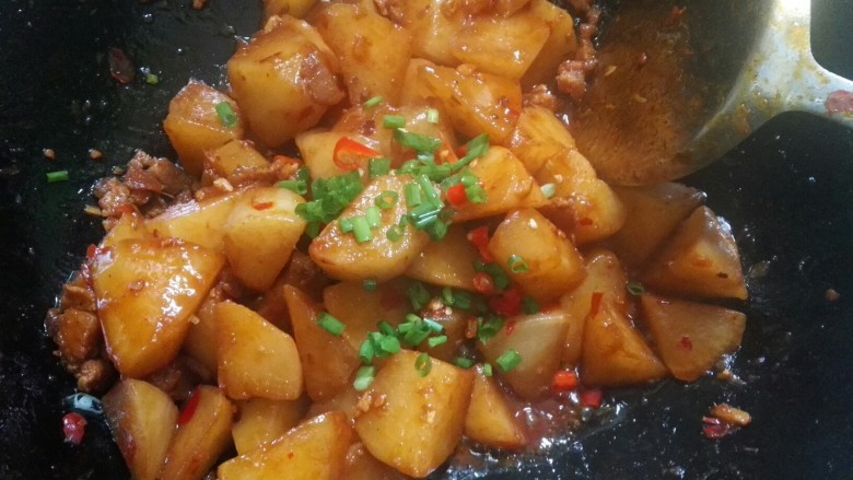 红烧白萝卜,汁差不多收完时加入小米椒(如果喜欢吃辣一点,小米椒可和放葱姜蒜一起爆香),一点点盐,葱花。