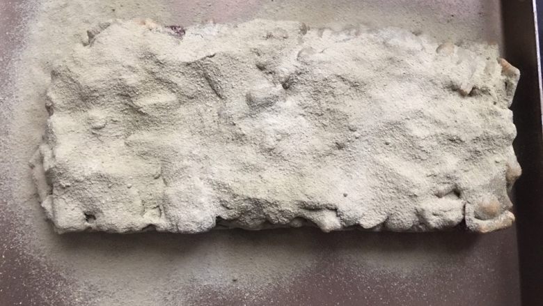 抹茶味雪花酥(内含饼干做法),表面洒上过筛的抹茶粉和奶粉,用手按压一下,反面和侧面也分别洒上