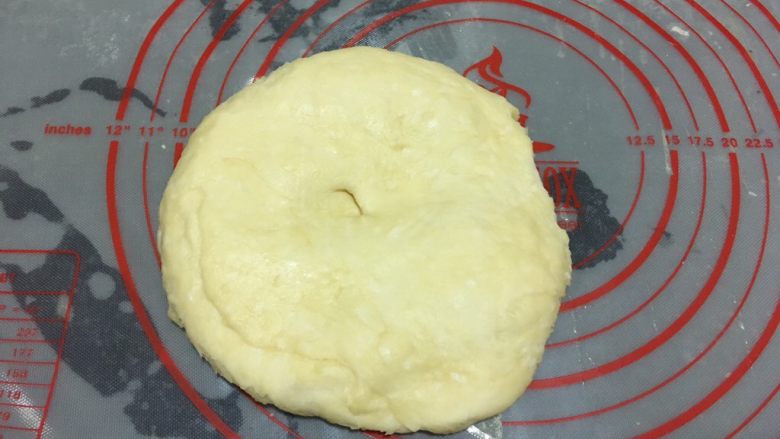 抹茶味雪花酥(内含饼干做法),取出面团按压排气