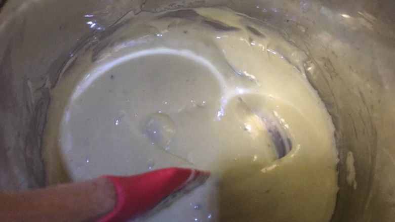 抹茶味雪花酥(内含饼干做法),搅拌至棉花糖和巧克力融化,在加入过筛低抹茶粉和奶粉,这步忘记拍照了,搅拌均匀