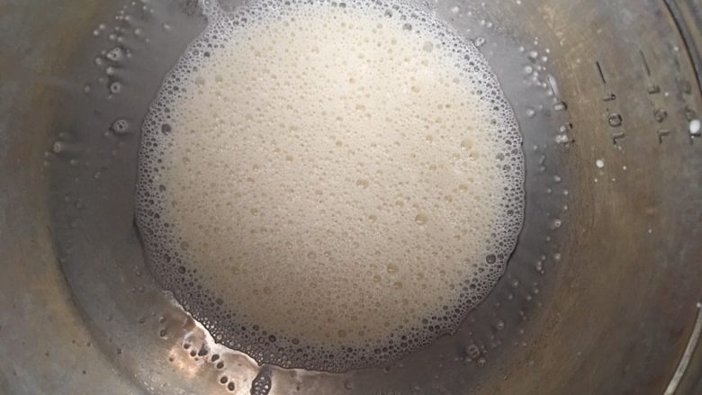抹茶味雪花酥(内含饼干做法),用蛋抽搅拌均匀