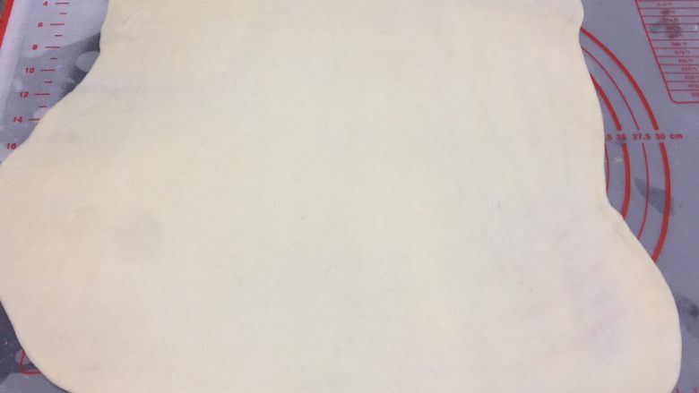 抹茶味雪花酥(内含饼干做法),擀成一个大的长方形,稍微擀薄些,因为在面团烘烤的当中还会发酵的