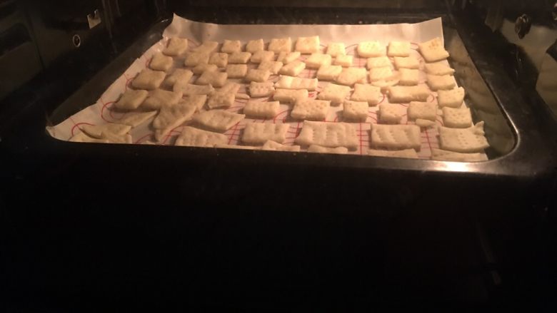 抹茶味雪花酥(内含饼干做法),170度上下火20分钟 注意表面上色情况