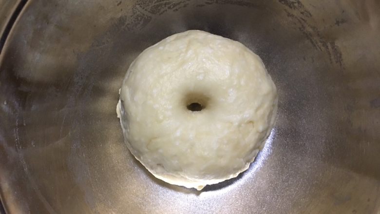 抹茶味雪花酥(内含饼干做法),放温暖处发酵一小时,温度低可以在发酵箱或者烤箱发酵,酵母可以增加1-2克,发酵好的面团手指沾干粉在面团中间戳一个洞,洞口不回缩就发酵好了,面团中加了油,发酵的过程中不回长得很大的.