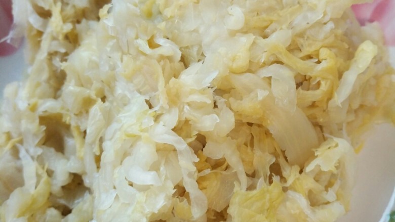 下饭菜酸菜粉丝,<a style='color:red;display:inline-block;' href='/shicai/ 3361'>酸菜</a>洗赶紧切丝,攥一下水
