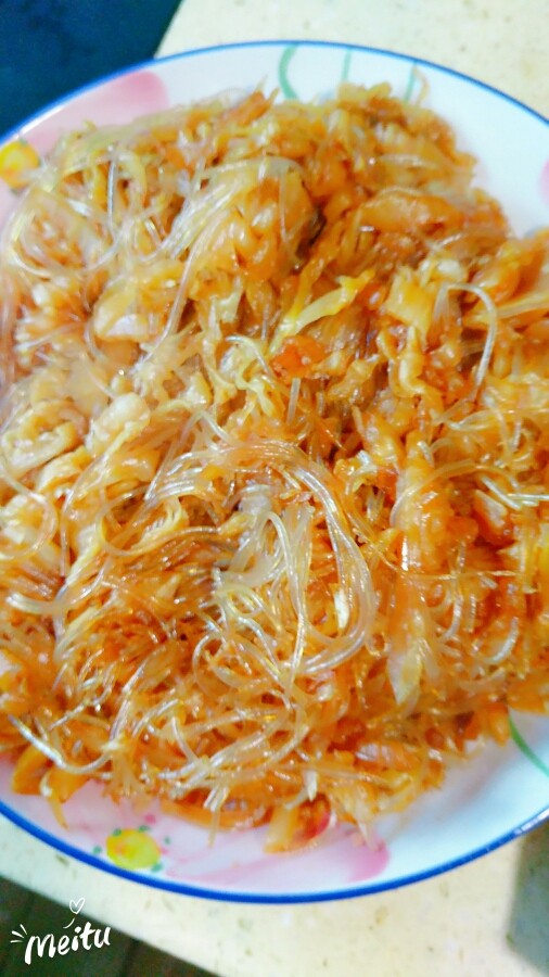 下饭菜酸菜粉丝,炒的水收的适当了加入盐准备出锅,锅里得有点汤,粉丝吸汤,别上桌就发干了