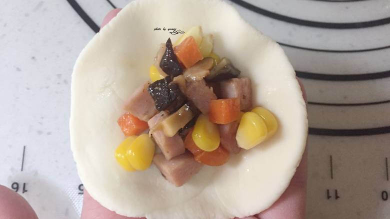 圣诞帽香菇香肠包,大的部分擀皮,包入馅料