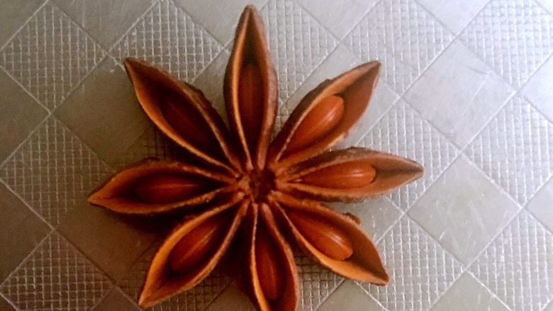 糖醋排骨,加入一到两个<a style='color:red;display:inline-block;' href='/shicai/ 695'>八角</a>